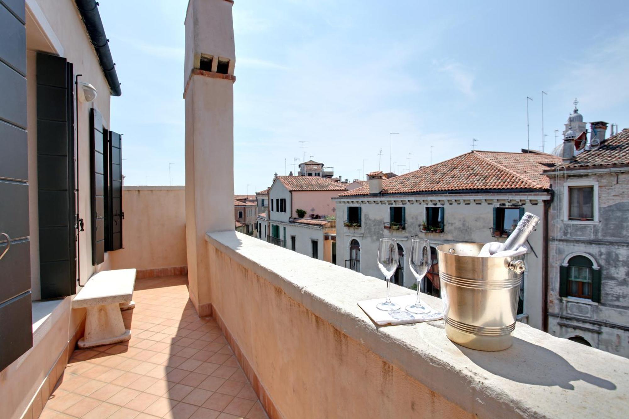 Palazzo Schiavoni Residenza D'Epoca & Suite-Apartments Venesia Bagian luar foto